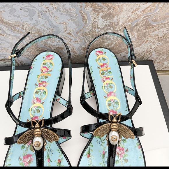 New! Gucci Patent Calfskin Bee Thong Sandals Black - Picture 7 of 9